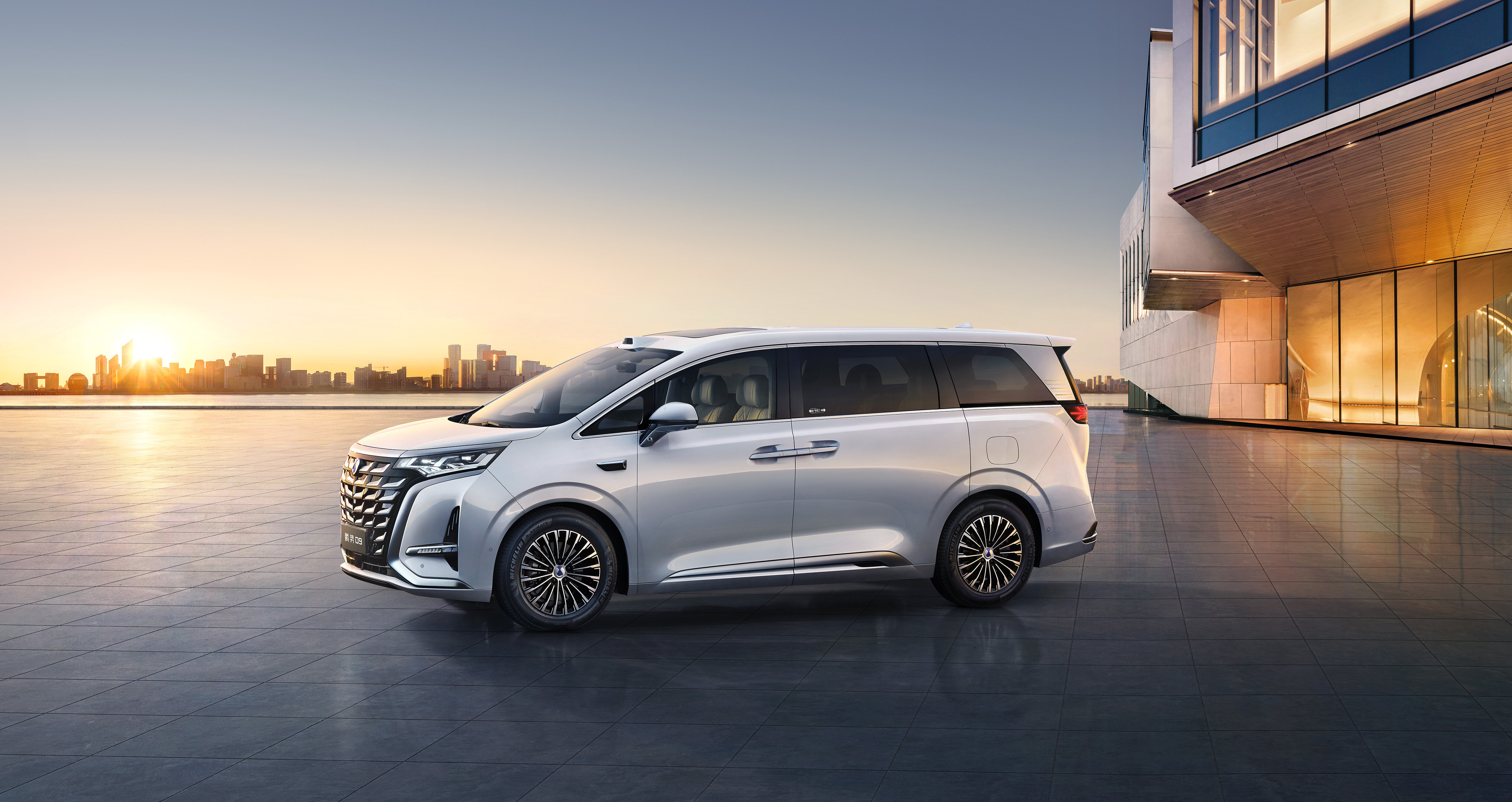 全系标配<br>云辇-C智能阻尼车身控制系统